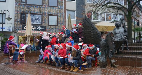 Gute Stimmung dank guter Stimmen: Weihnachtssingen der Stein-Chöre in der Klever Innenstadt